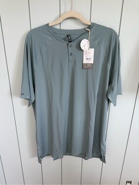 New Vuori Men’s Short Sleeve Breathable Henley Shirt in Mist Size 2XL